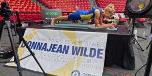 At 61 years old she stays in plank for 5 consecutive hours: DonnaJean Wilde breaks the world record (set by herself)