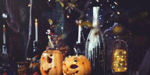 DIY Halloween decorations with recycled glass bottles: scary (sustainable) ideas to copy immediately