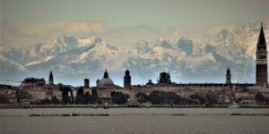 Did you know that you can see the Dolomites from Venice? The rare phenomenon of doting