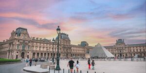“If the Louvre is not renovated, it will have to close”: the alarm of the museum director one year after the sensational theft