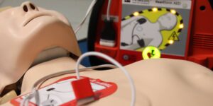 Mandatory defibrillators in 1800 restaurants and free life-saving courses: the “Roma Defibrilla” initiative (to be replicated in all cities)