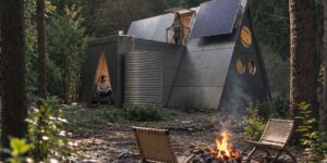 This A-shaped prefabricated house with photovoltaic on the roof folds up like a tent and can be transported behind the car