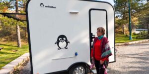 This mini caravan costs only 4,300 euros, but has all the comforts: kitchen, shower and double bed in just 2.5 meters